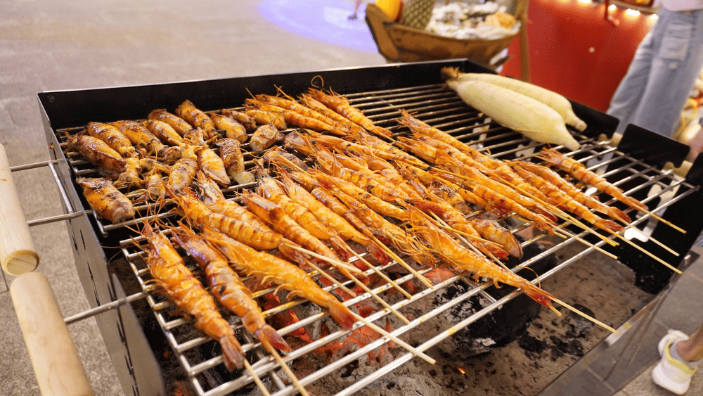 Phu Quoc Night Market bustles with over 100 stalls serving fresh seafood, local specialties, and handmade souvenirs in the heart of Duong Dong town (Source: Sun World Hon Thom)